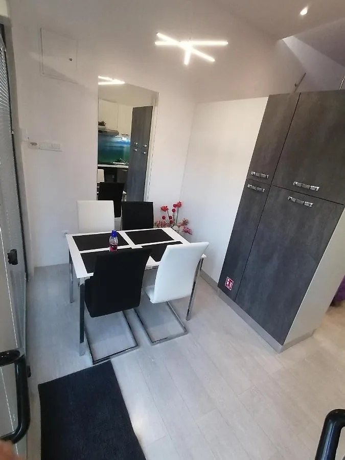Apartment Rose By The Beach & Tennis Courts Spalato